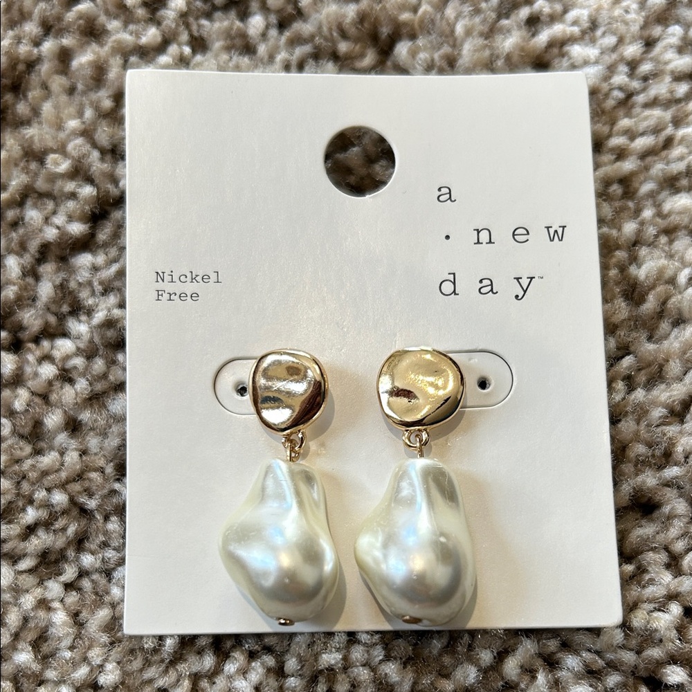 Brown Slippers + Pearl Earrings Set - Picture 3 of 8